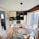 度假居 Gemuetliches Mit Eigener Terrasse By Interhome *